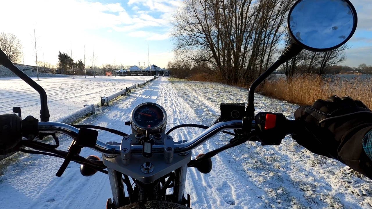 Door de sneeuw met de Hanway Raw 50. Sjonge, wat glad! ⛸️
