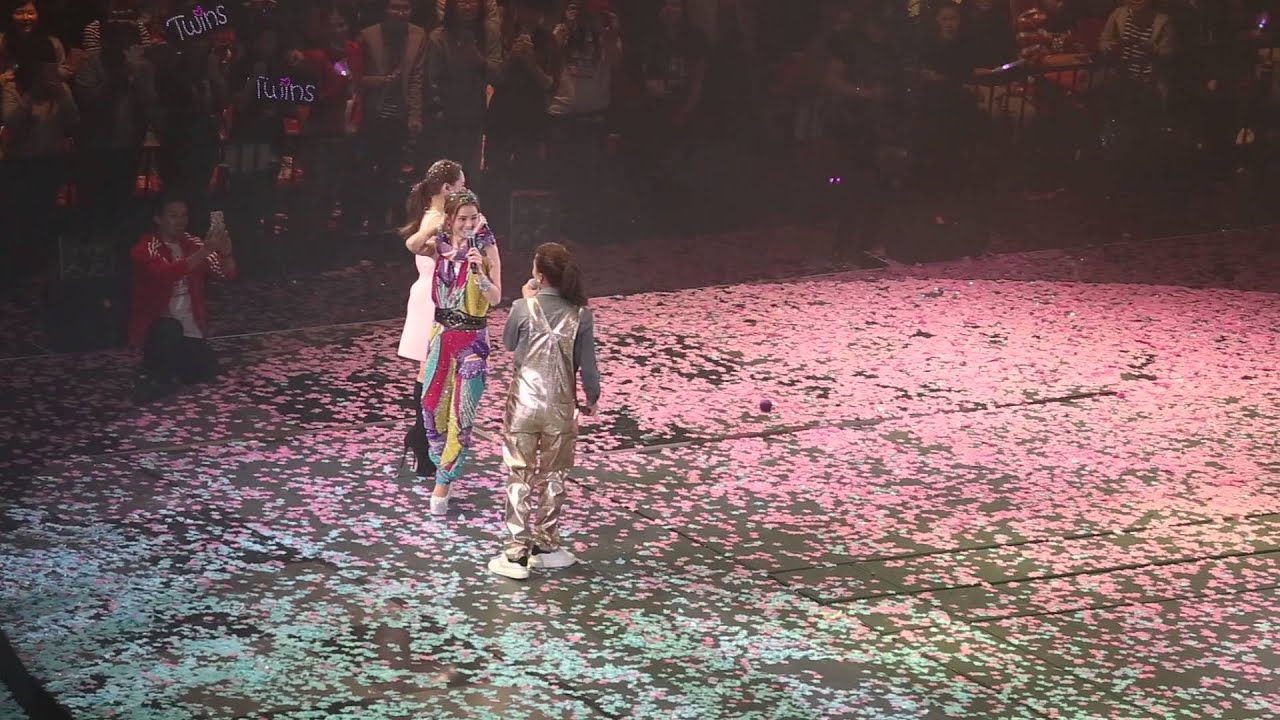 160104 - #TWINS #LOL #LIVE IN HK  - 你講你愛我＋眼紅紅 (w/ 容祖兒)