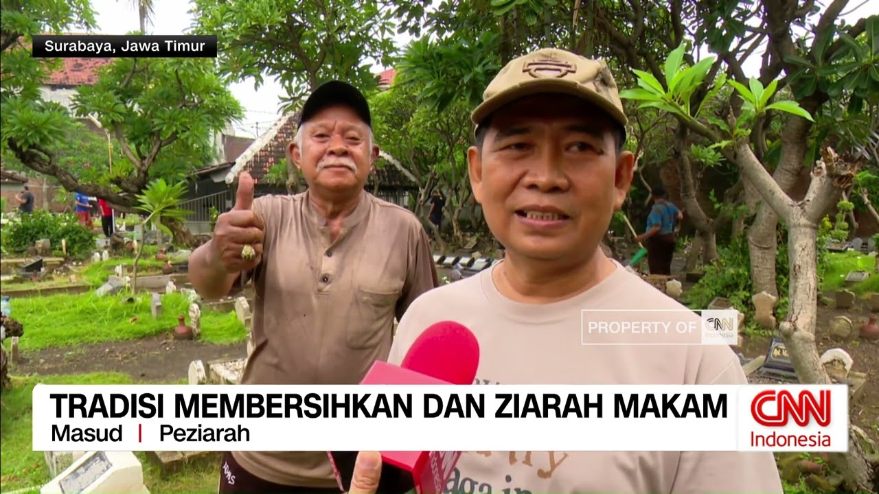 Tradisi Membersihkan dan Ziarah Makam