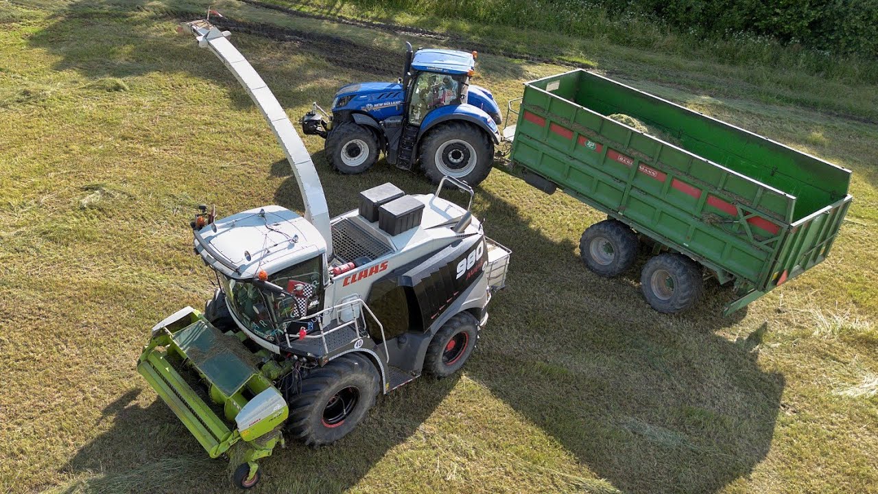 Сенокос травы в горке Claas Jaguar 980 2x Tatra 815 New Holland и John Deere