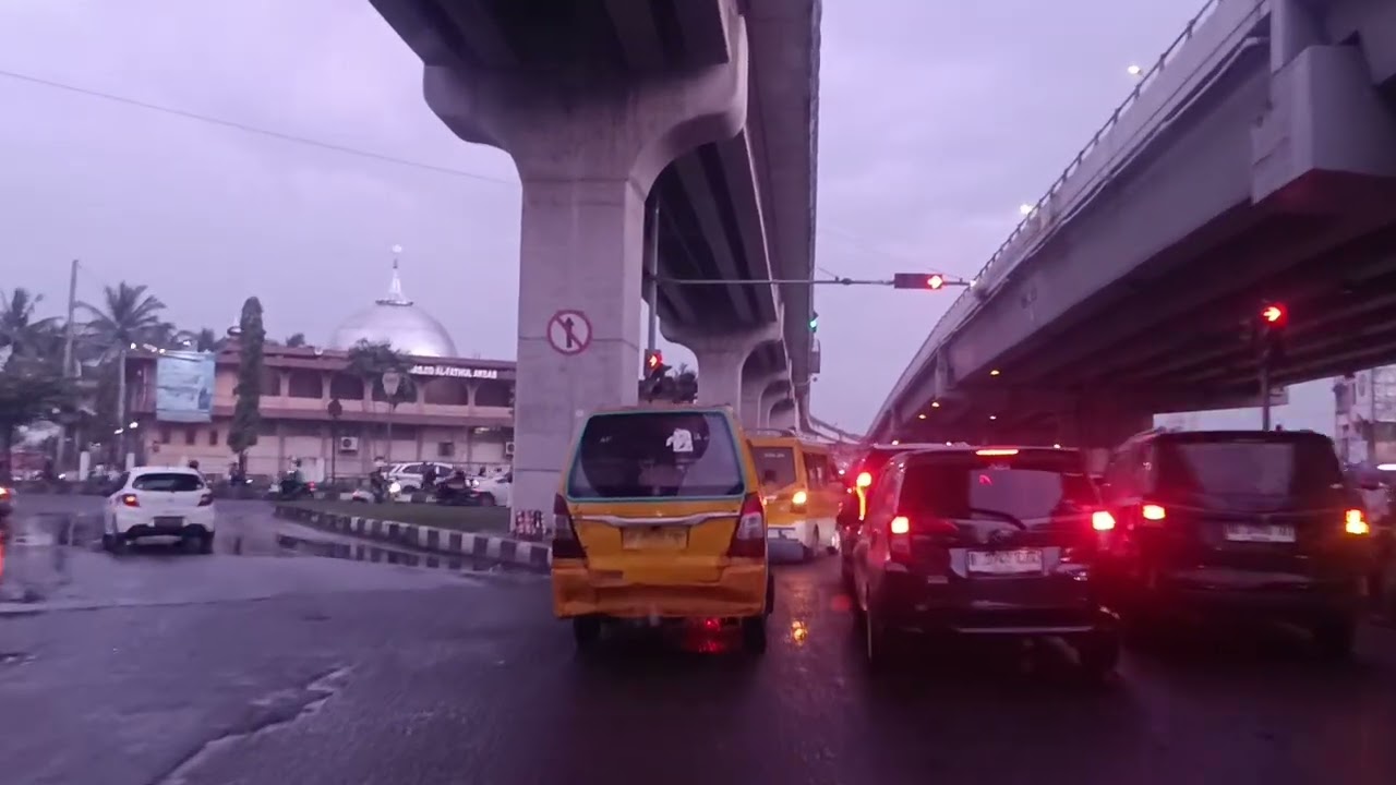 Suasana Lalulintas Di Guyur Gerimis