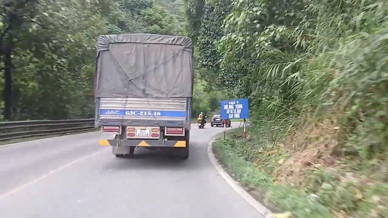 Đi xuống đèo Bảo Lộc - Lâm Đồng