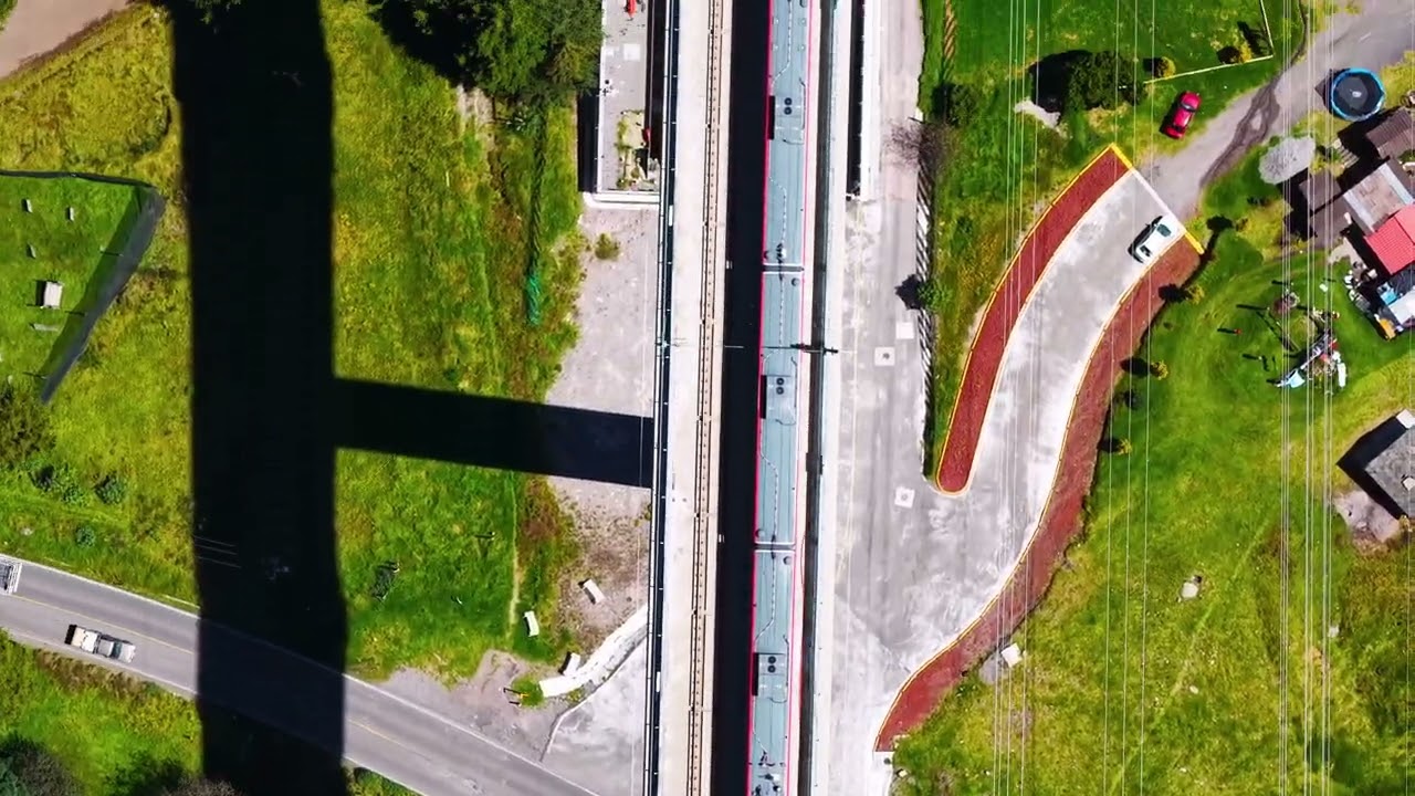 Vistas aéreas de tren 🚄 interurbano en zona La marquesa 