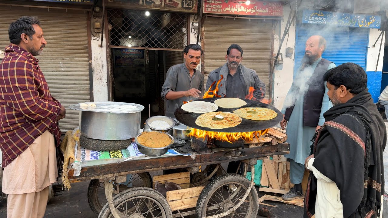 60/- Rs TRADITIONAL WINTER SAAG PARATHA IN LAHORE 😍 DESI SAAG MAKHAN | ALOO PRATHA - STREET FOOD