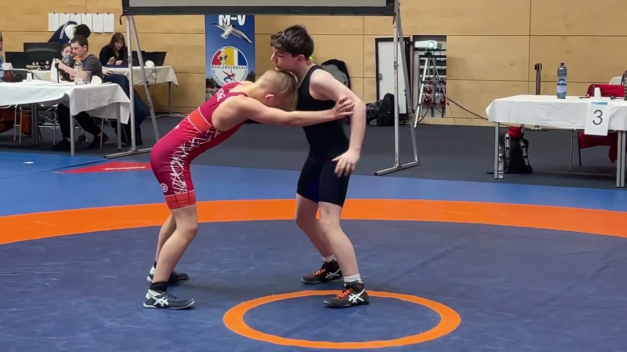 Henri Stenzel 1.Hennigsdorfer RV-Zelem Zubairaev HAC Stralsund. Gr.-R. 52 kg. B-Jugend