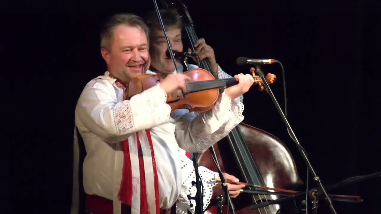 STARÁ BŘECLAV-XXXVIII.HUDECKÉ DNY 2023-sobota 25. listopadu (Cimbálová muzika Zádruha z Podluží 3.)