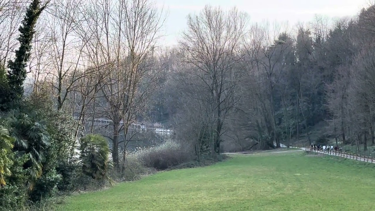 Vista della ciclopedonale lago di Comabbio