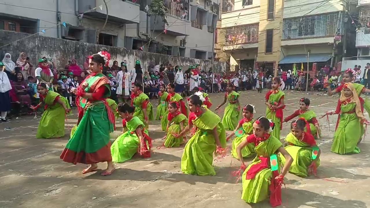 আমার মেয়ে প্রথম নাচ স্কুলে খেলা হয়েছে 
