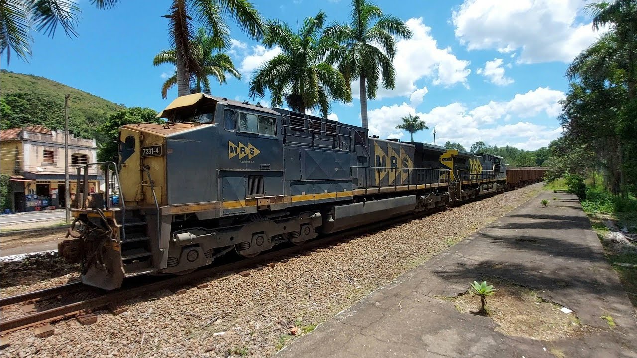 Trem carregado de minério de ferro passando pela antiga estação de Afonso Arinos (Levy Gasparian/RJ)