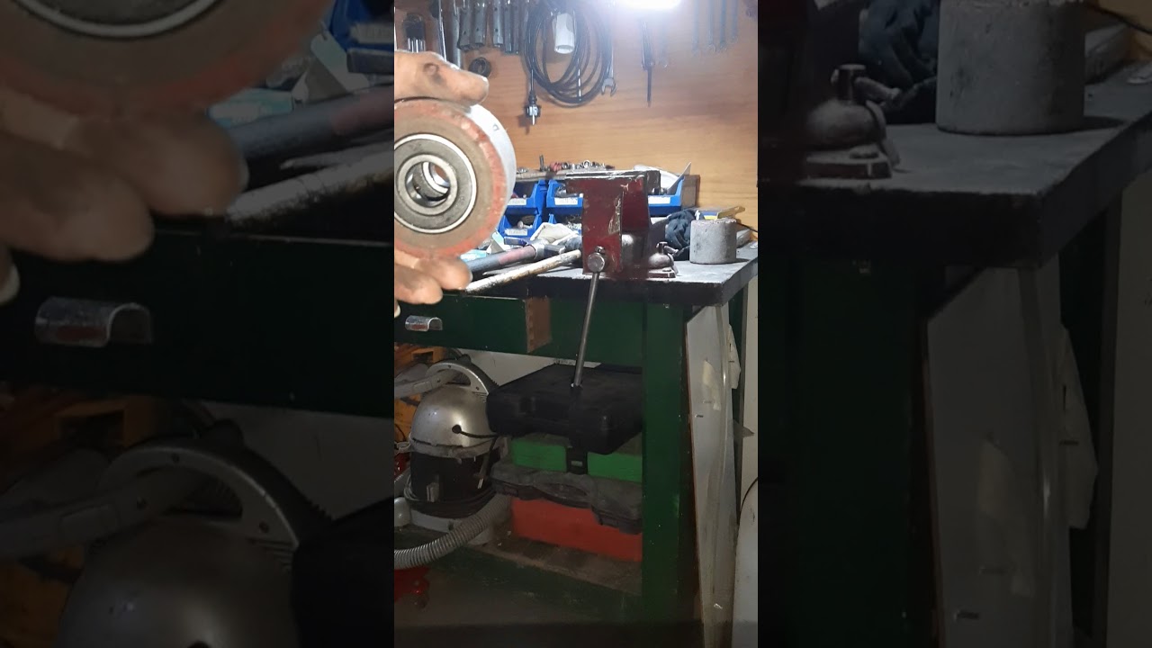 Reparar transpaleta. Cambiar rodamientos de ruedas traseras.