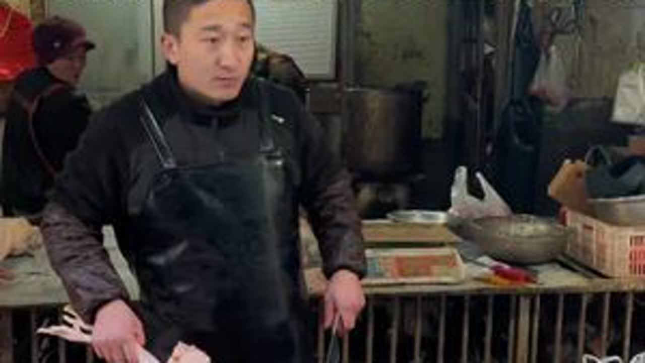 霸道小伙怒砸乳猪扬言要打假，没想到剁鸡老板手起刀落啪啪打脸太解气了#美食 #记录真实生活 #厨房菜刀