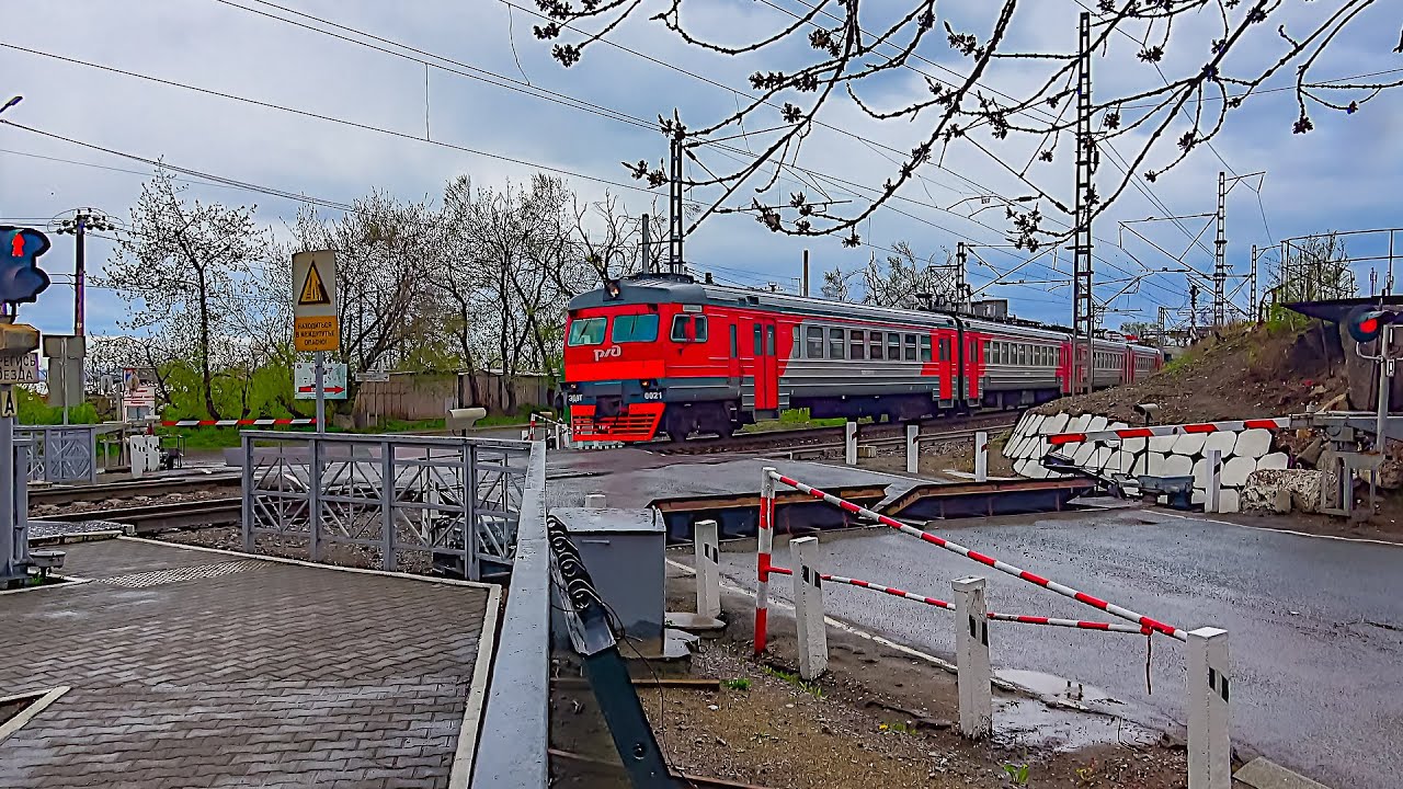 Railway crossing. Commuter emu train. Vladivostok/Пригородный поезд проходит жд переезд Владивосток