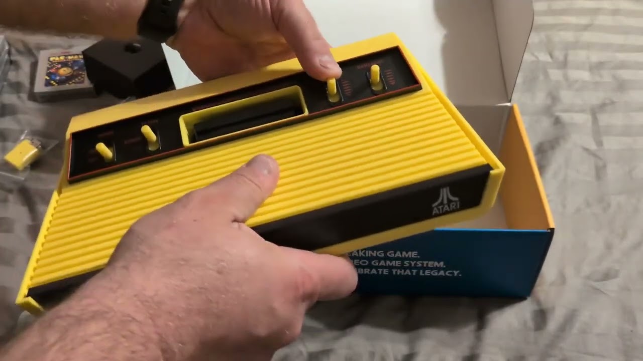 Распаковка Atari 2600+ PacMan Edition