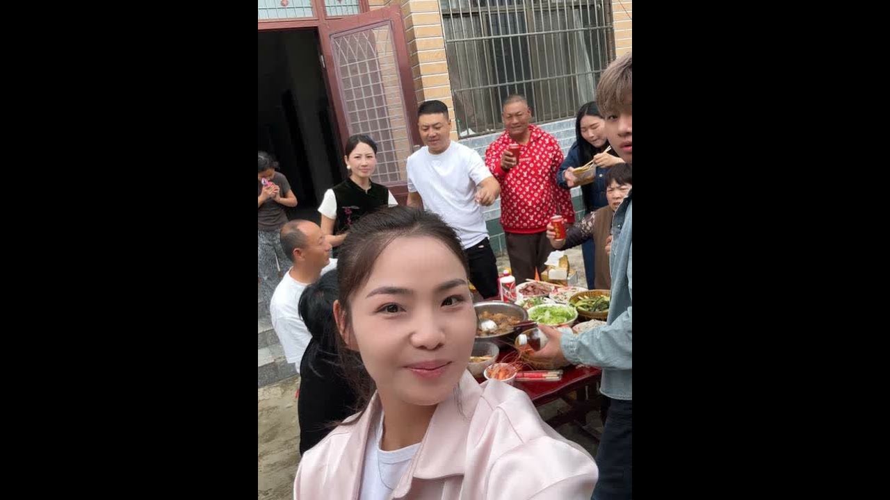 月满，爱也满，最暖的灯火，最甜的月饼和最爱的一家人，这才是中秋团圆。#中秋节 #家庭日常 #家人团聚 #家的味道