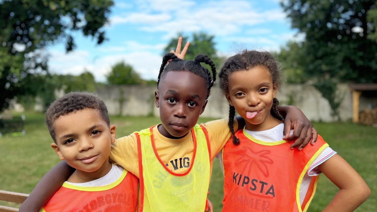 Les enfants s'amusent Jade Aron Mael