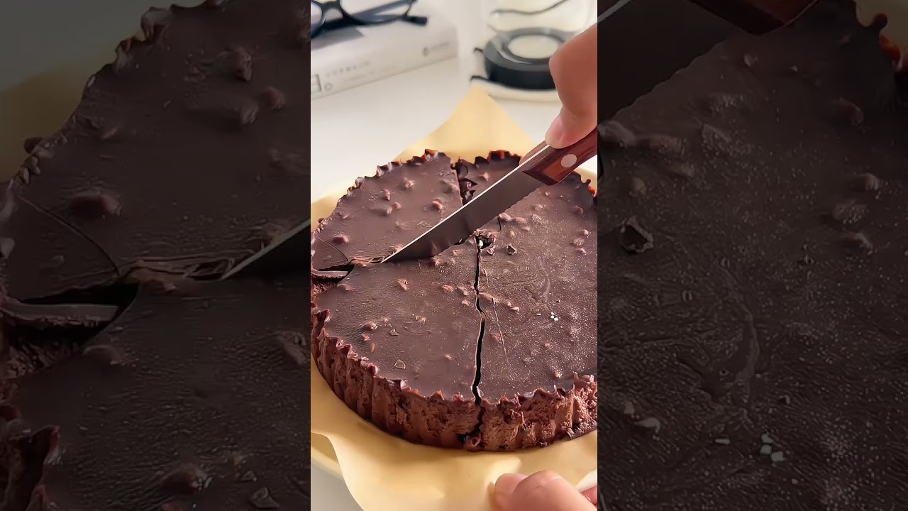 Immersive cutting of crispy chocolate cake #Immersive#ChocolateCake #asmrHealing #Crunchy
