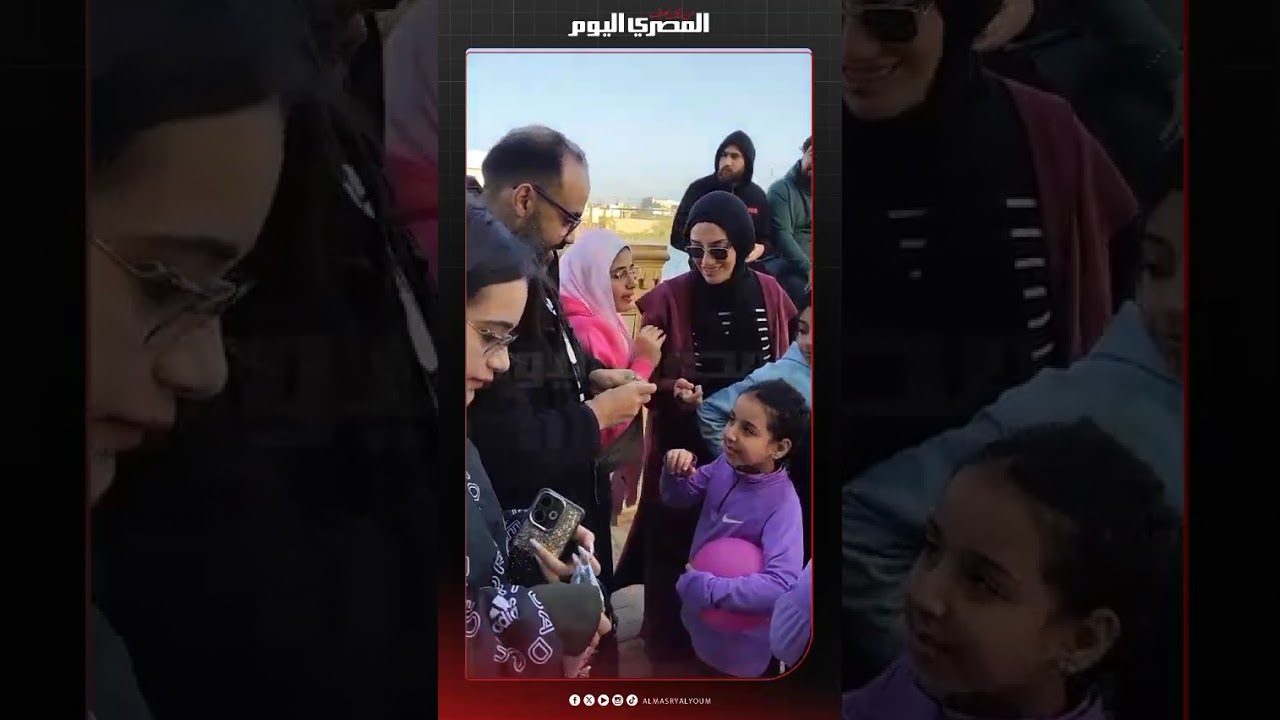 أب يوزع العيدية على ابنائه عقب صلاة العيد بالدقهلية