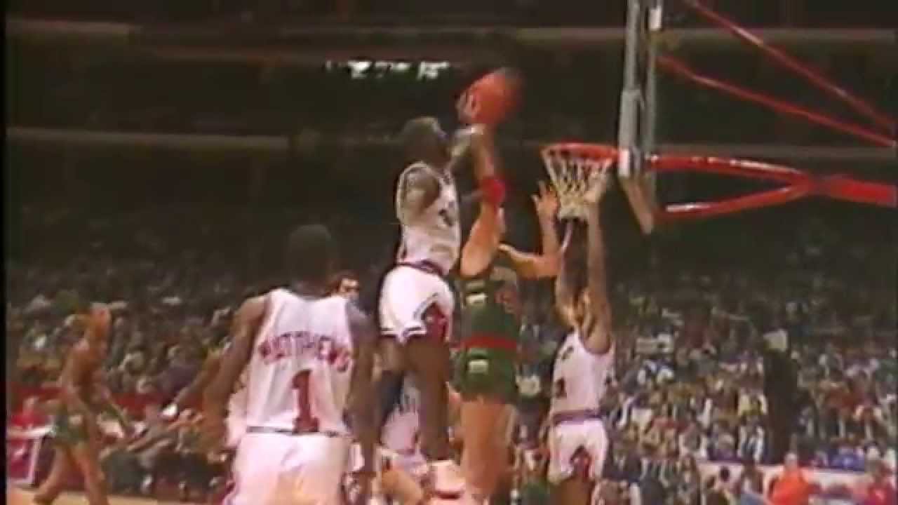Michael Jordan Scores 37 Points vs. Milwaukee Bucks