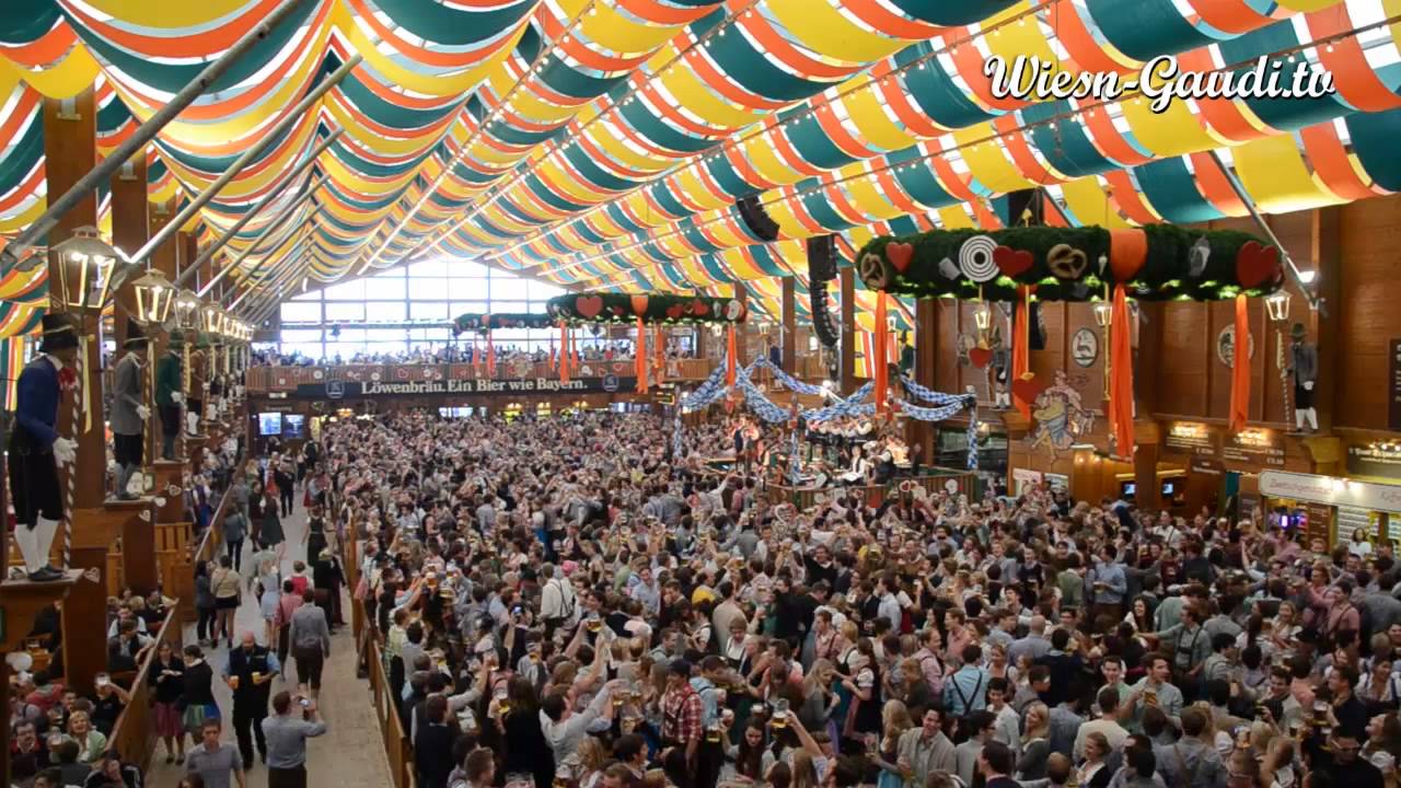 Die Krüge hoch, im Schützen-Festzelt um 11:00 Uhr morgens am 2. Wiesn-Samstag auf dem Oktoberfest