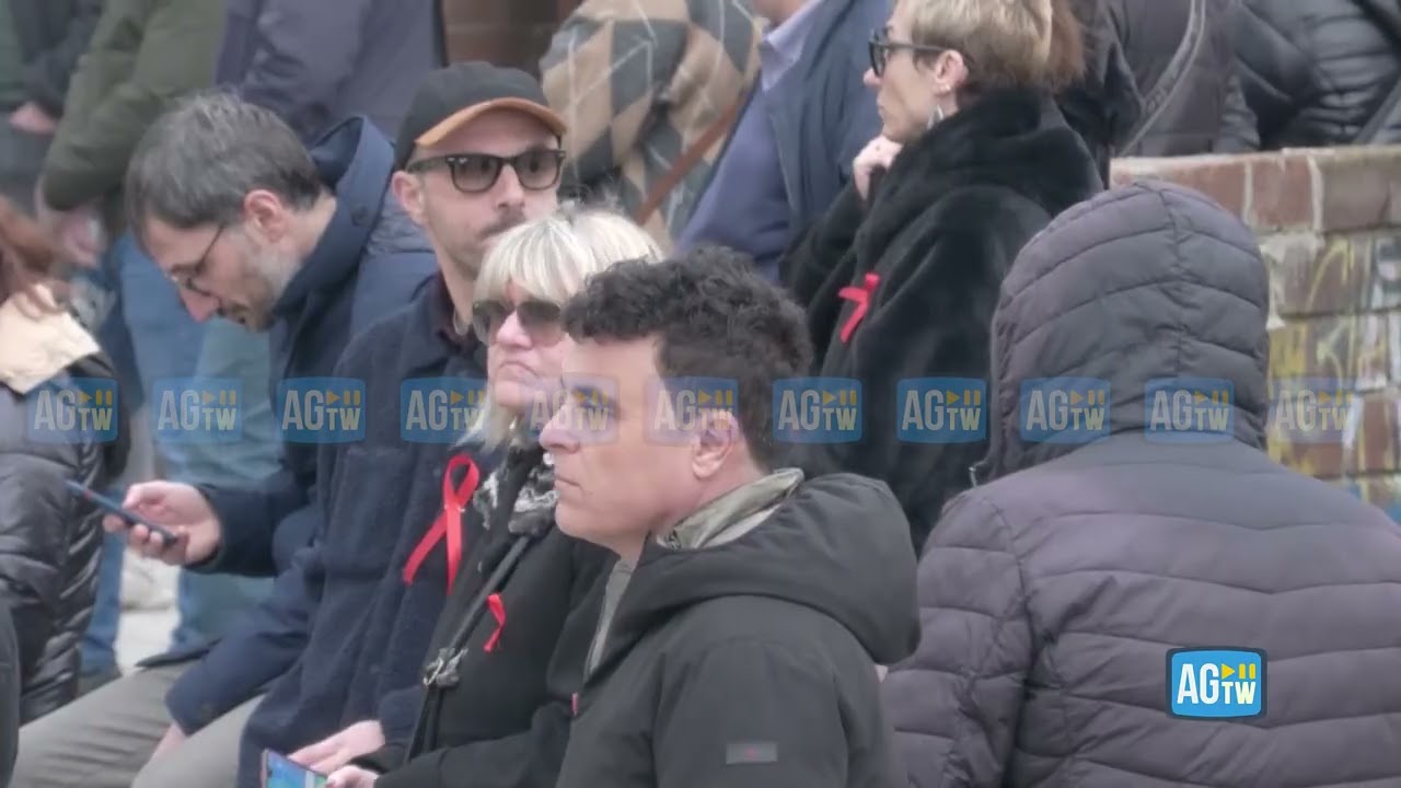 Funerali Federica Torzullo, fiocchi rossi e palloncini colore “Poste”: l'uscita del feretro