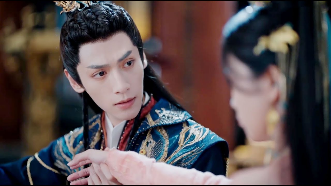 【同框高糖片段82】灰姑娘為魔神做飯手卻被燙傷，魔神知道立馬心疼不已！#长月烬明 | 罗云熙 白鹿 陈都灵 邓为 孙珍妮 耿业庭 于波 黄海冰