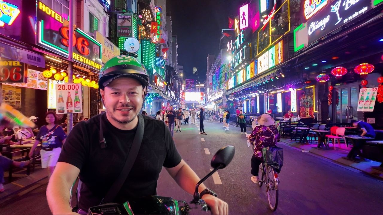 Jazda na skútri cez najľudnatejšie mesto vo Vietname | Saigon, Vietnam