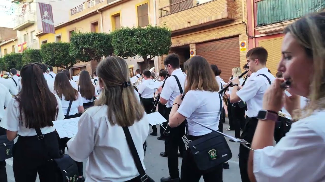 Entrada de Bandas Moros y Cistianos Agost 2024 con la Comisión de Fiestas