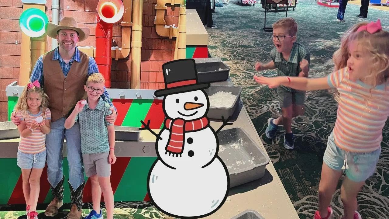 Crianças se divertem escorregando na neve! Guerra de bolas de neve no Natal