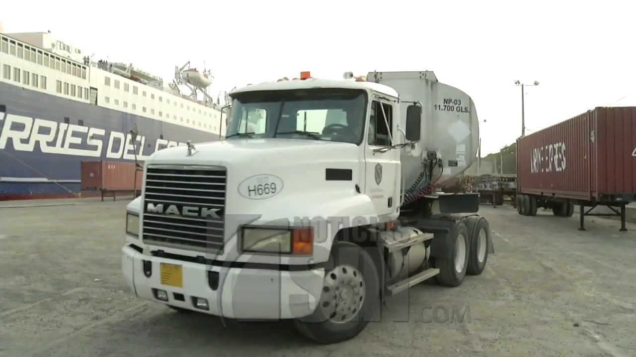 RD envía dos camiones tanqueros de combustible a Puerto Rico por ferry