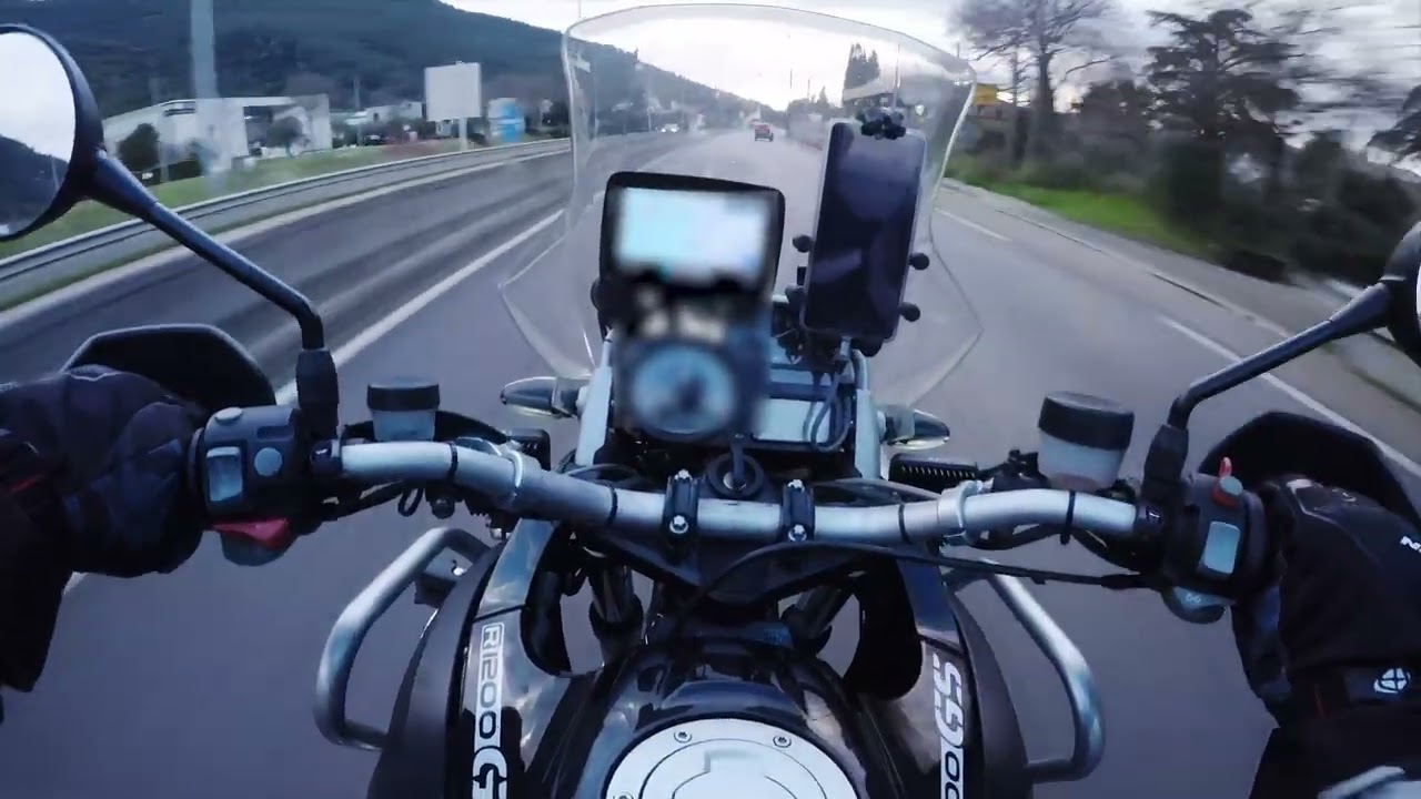 BMW R1200GS K25 low speed rainy road