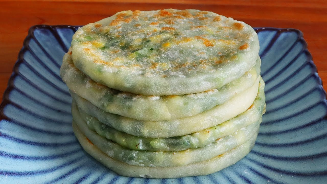 Миска муки и миска воды, научит вас делать пирог с зеленым луком.
