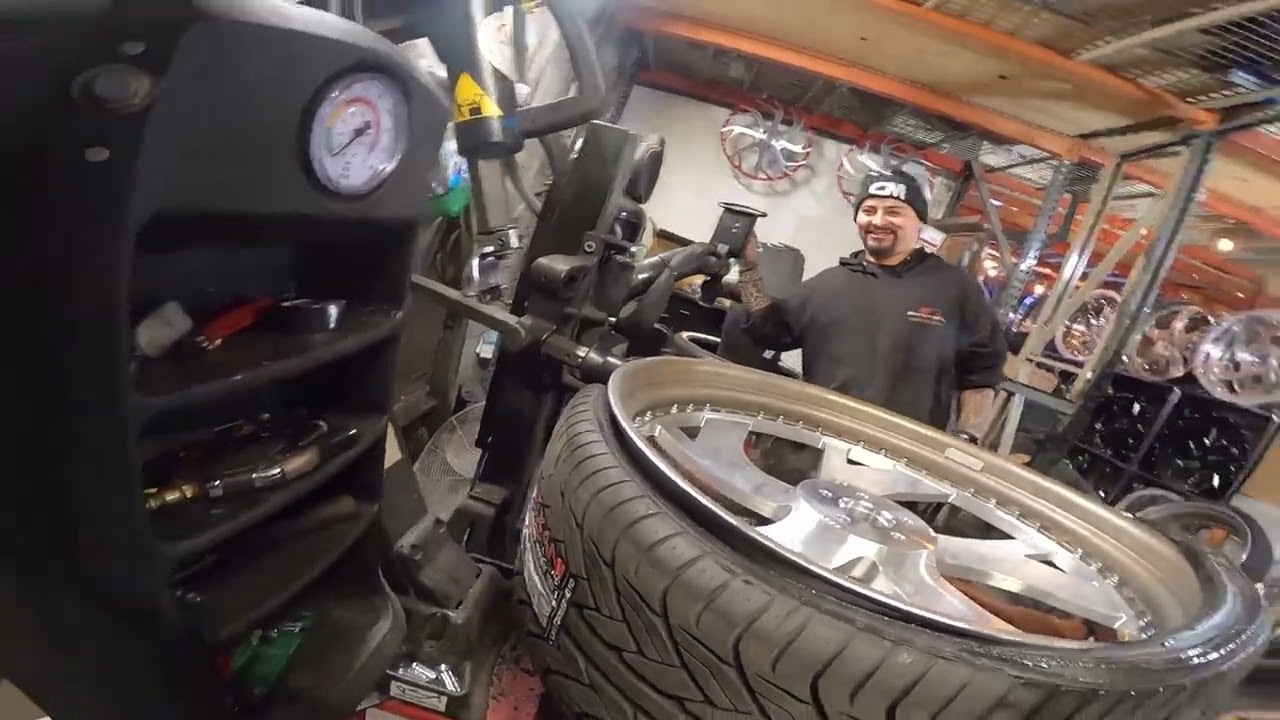 28-дюймовая Vellano VTG 28x12, 9-дюймовая губа Fullway и шина Lexani 295/25r28