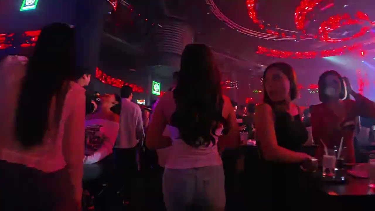 Hollywood night club Pattaya.  Walk around inside.