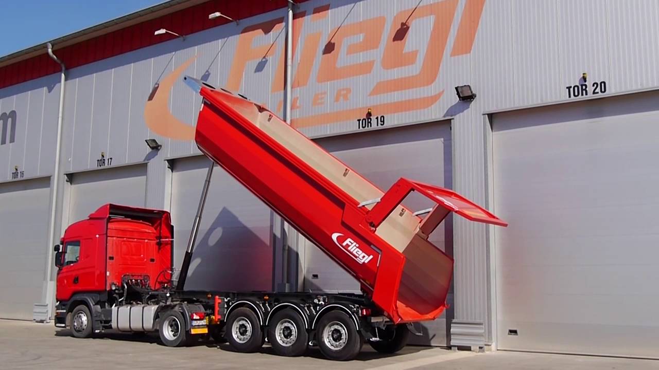 Fliegl Sattelkipper: Unterfahrschutz und hydraulische Heckklappe