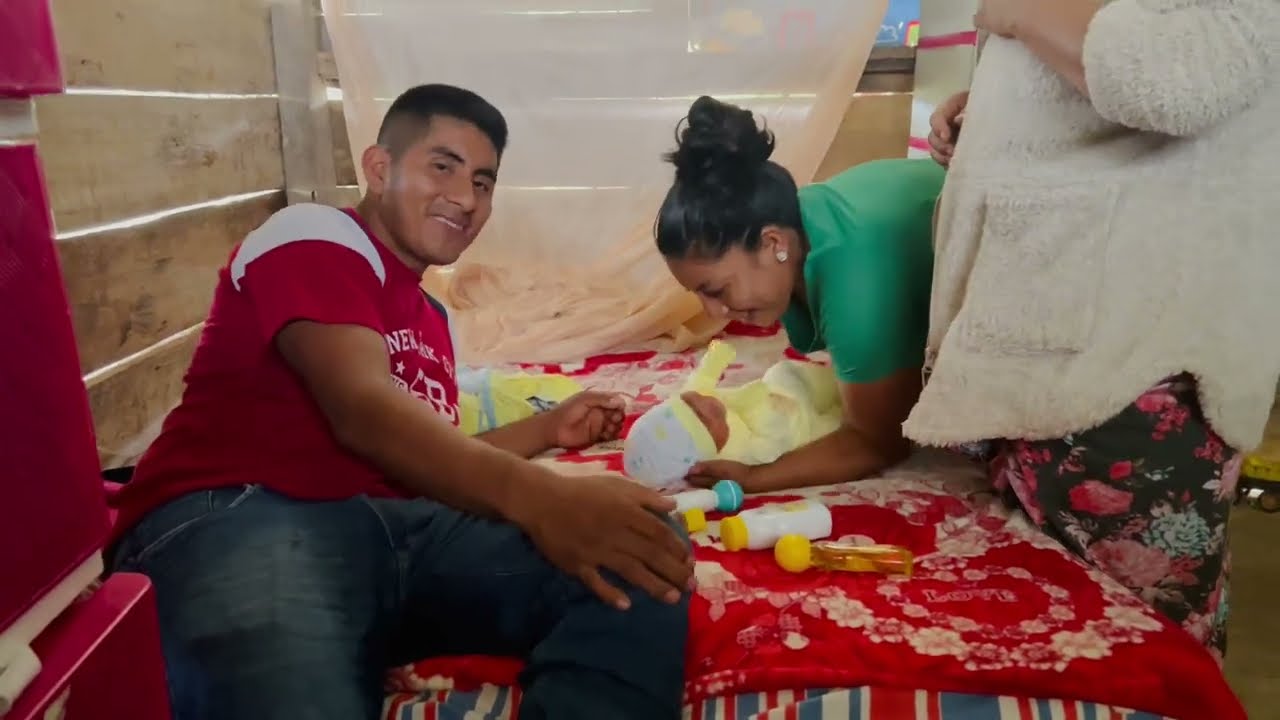 Ba&ntilde;ando a mi bebe reci&eacute;n nacido |amigo hormiga