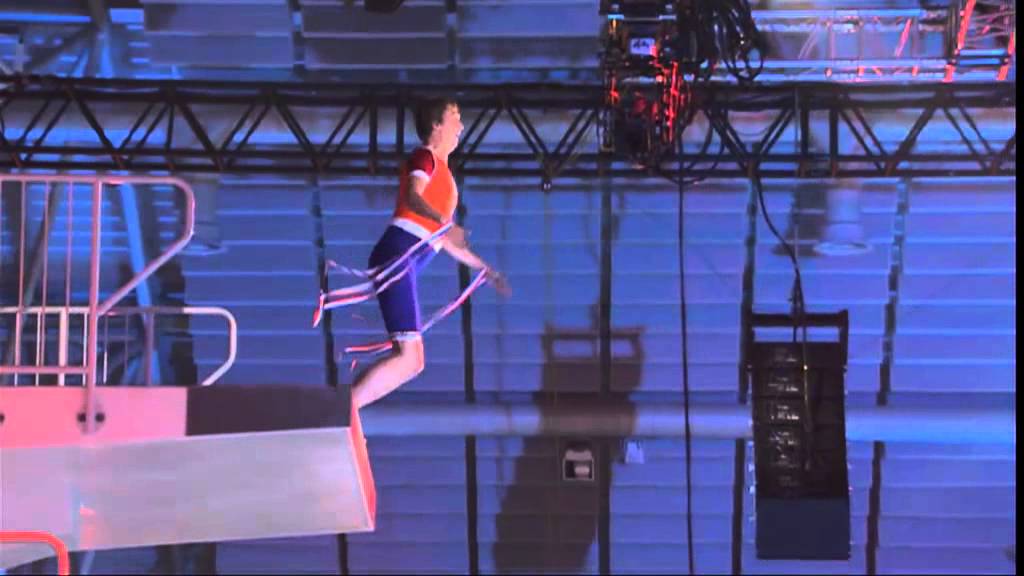 Adje springt van 10 meter | Halve finale | Sterren Springen