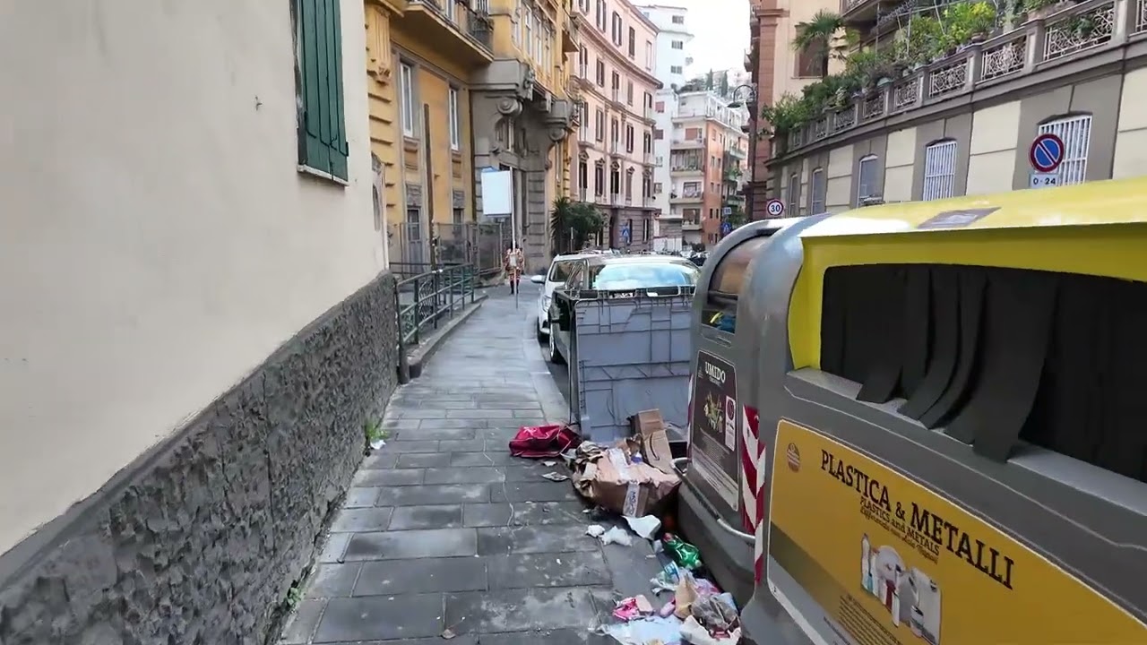 這是拿坡里？我還以為是印度！路上垃圾亂丟，還有屎尿的味道。