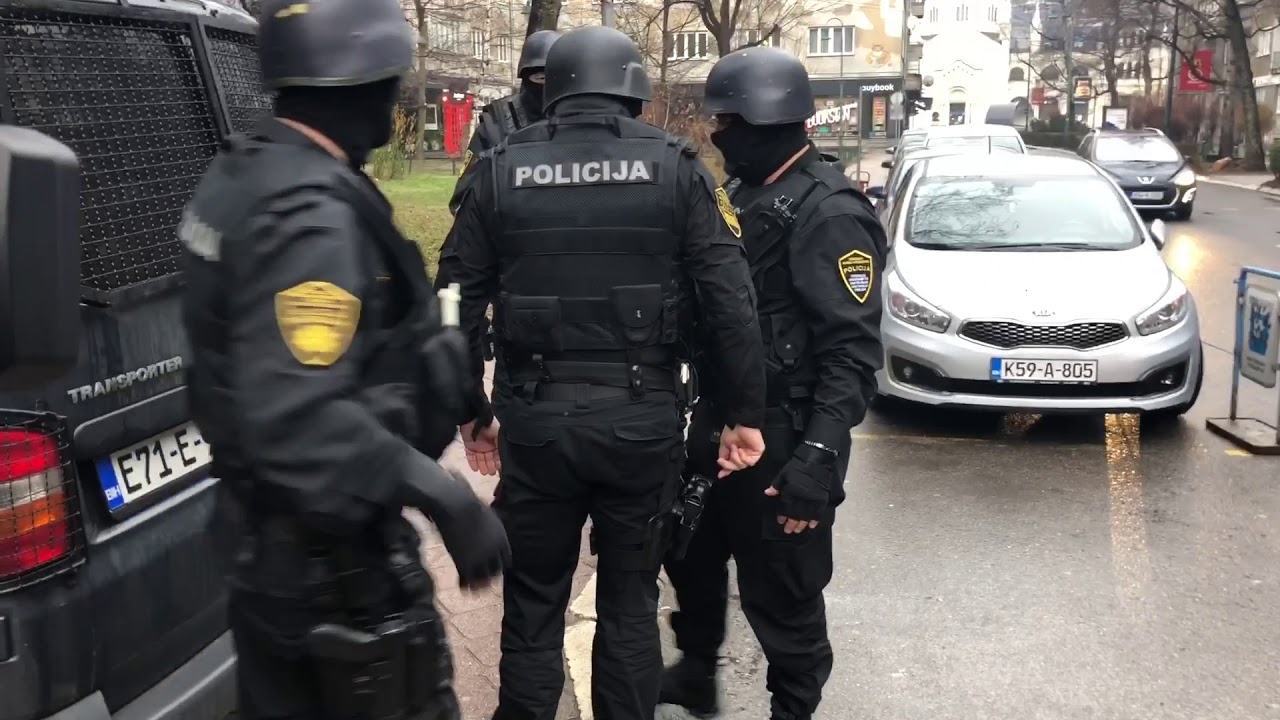 Pripadnici FUP-a predaju uhapšene u akciji 
