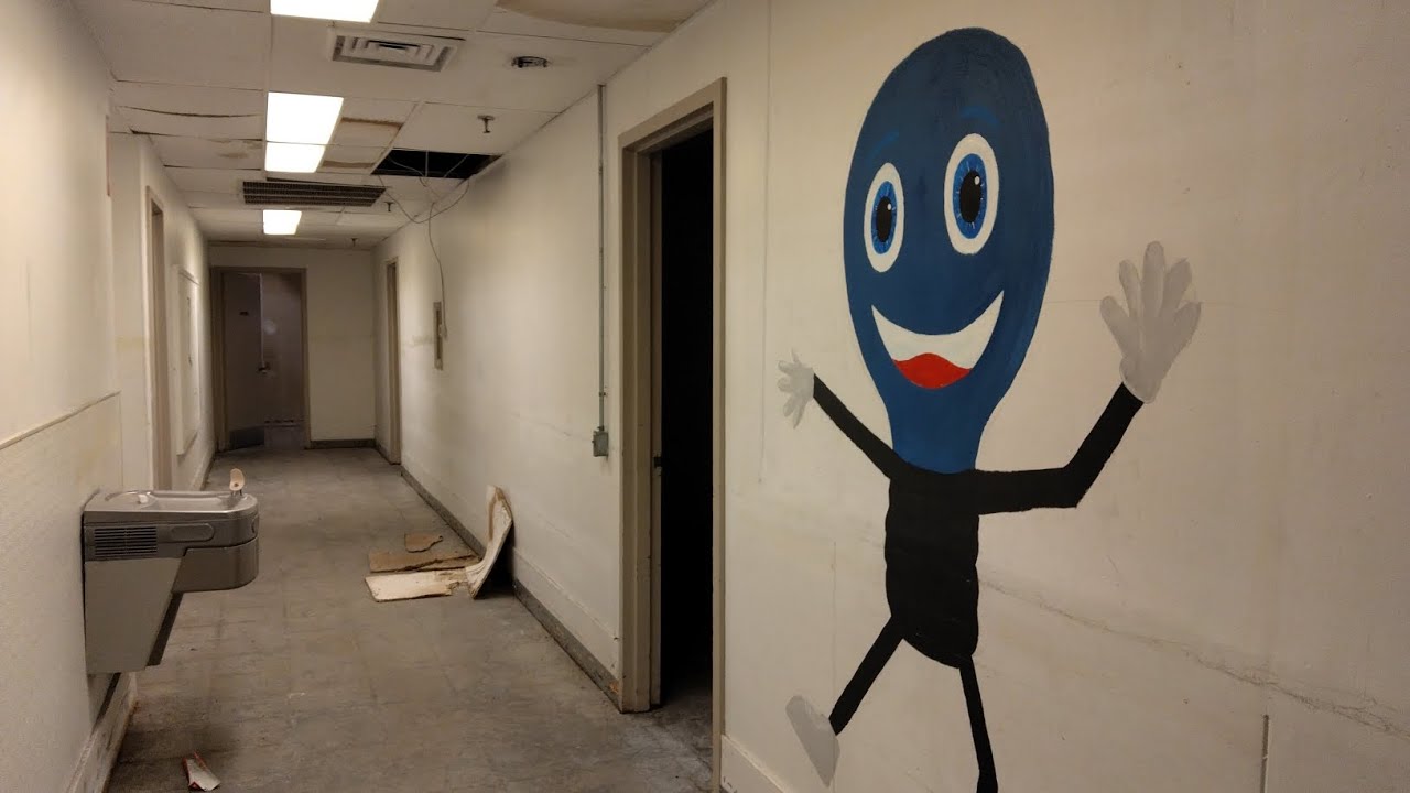 Exploring inside an abandoned kmart 