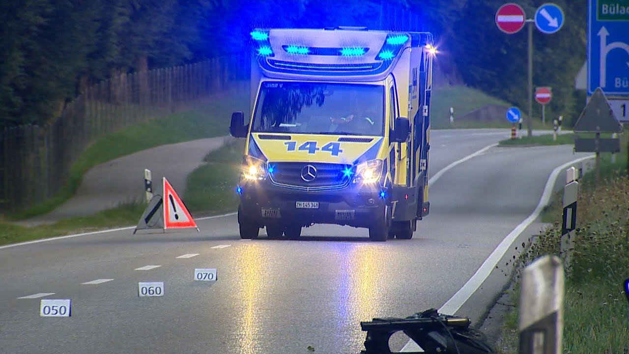 Bülach ZH: Verkehrsunfall zwischen drei Fahrzeugen fordert Verletzten