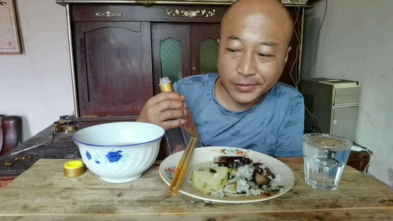 喝酒的人不一定用好菜，光棍汉吃剩菜剩饭就能喝七两 #健身饮食