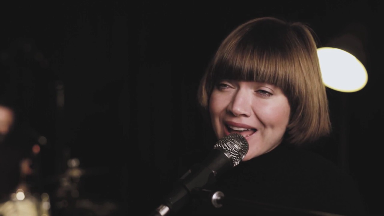 Dahlie.       Anikó Kanthak (live mit Band)