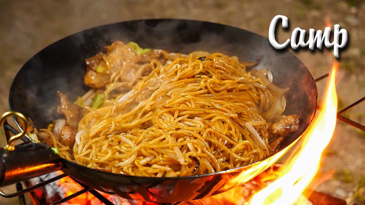 豚バラ焼きと焼きそばで酒を飲む