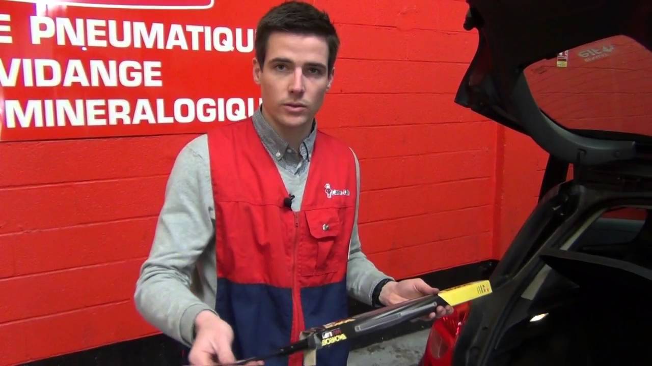 Comment changer un vérin de coffre sur une Renault Clio 3 ?