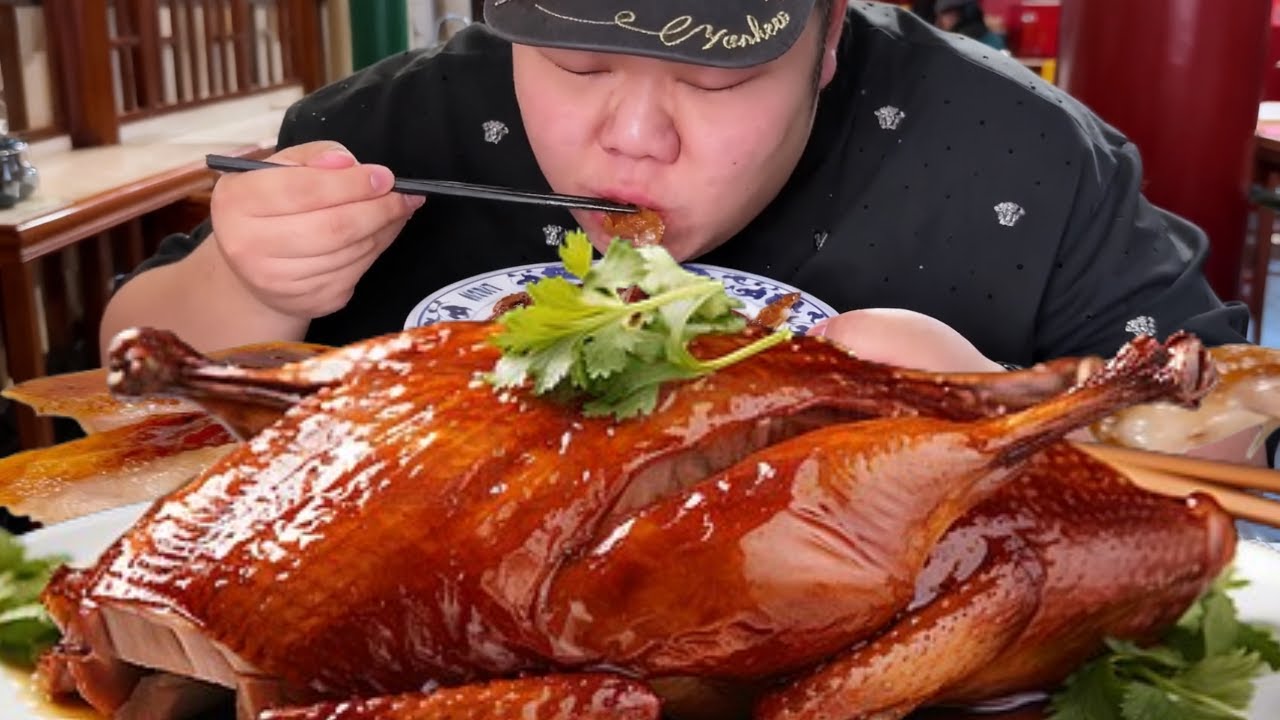 【大胃王挑戰】挑戰豪花 1015 元品嚐北京烤鴨！整隻烤鴨外皮酥脆內裡鮮嫩，大口咬下滿嘴流油幸福感爆棚！ ｜Food Challenge【櫻木花胖】