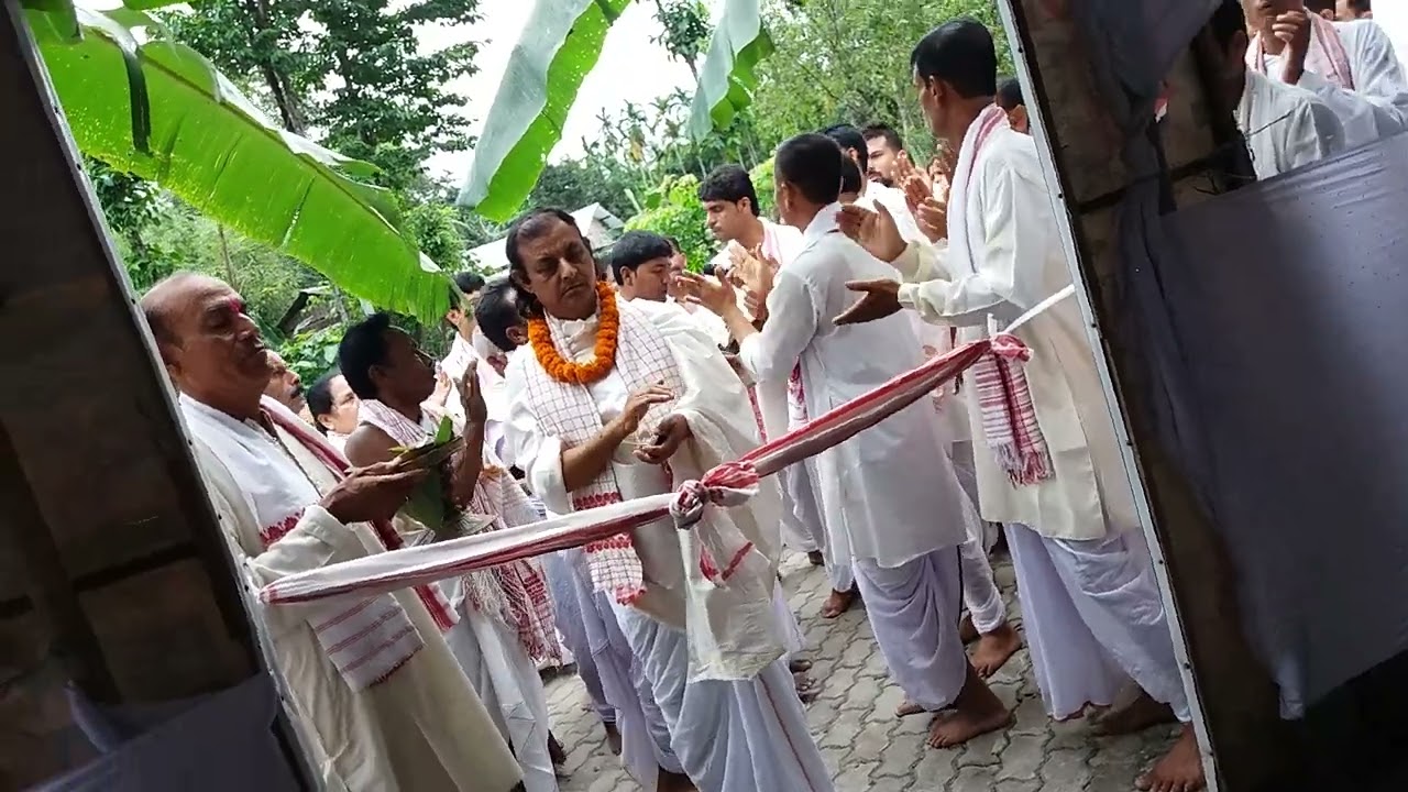বৰপেটা সত্ৰৰ প্ৰয়াত ডেকাসত্ৰীয়াবাপক অন্তিম বাৰৰ বাবে আদৰাৰ ক্ষণত !! ইয়াৰ পিছত আৰু নাপালো !!!!