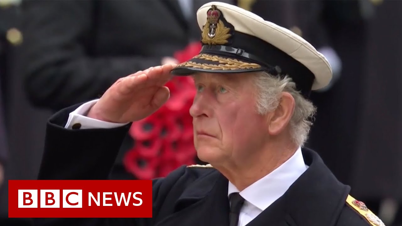 UK falls silent for Remembrance Sunday - BBC News