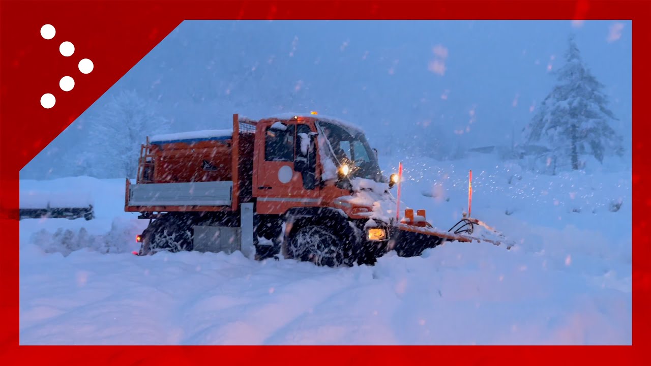 Macugnaga si sveglia sotto una fitta nevicata: spazzaneve al lavoro