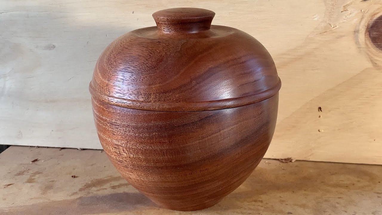 Richard Raffan designs and turns a crossgrain box.