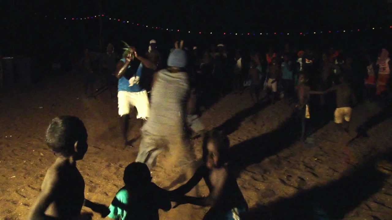MILINGIMBI RAKE-UP Traditional Bunggul lead by Wilson Manydjarri 